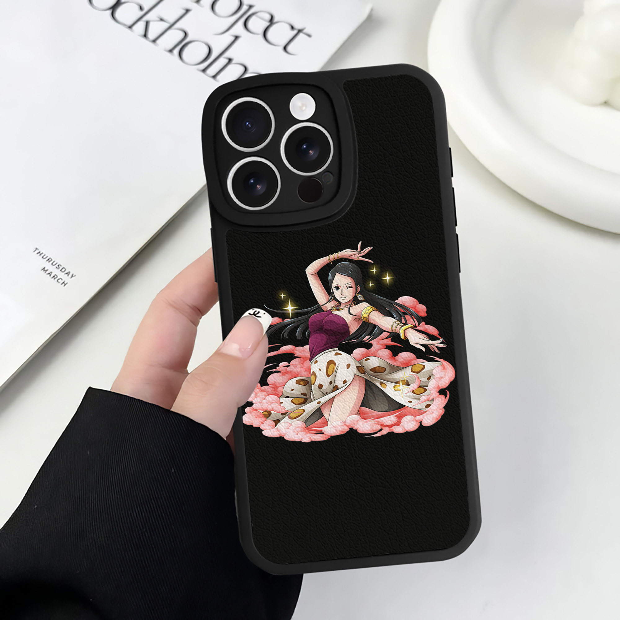（画像用） ワンピース ニコ・ロビン ONE PIECE Nico Robin 【iPhone 16シリーズ対応】シリコンスマホケース（レザー調） 材質：シリコン